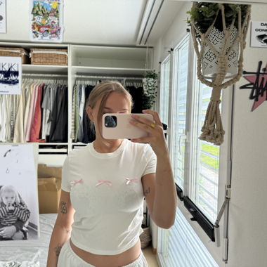 Top corto bianco con fiocchi