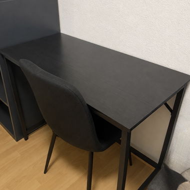 Tavolo da pranzo nero con sedia