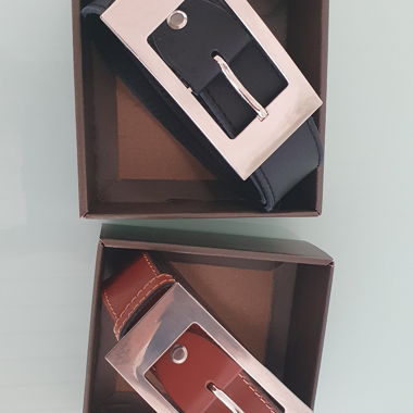 Deux ceintures en cuir avec boucle en métal