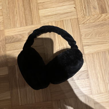 Schwarze Kunstfell-Ohrwärmer