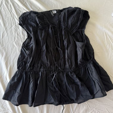 Camicia nera H&M con arricciature