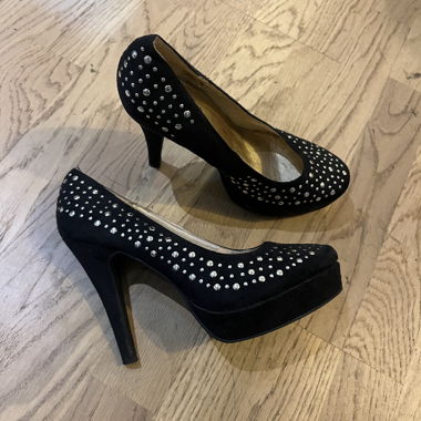 Schwarze High Heels mit Nieten