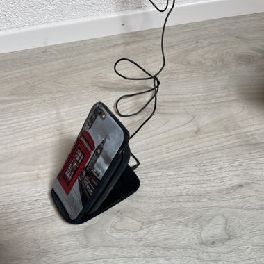 Handyhalterung mit intergrierter Ladefunktion