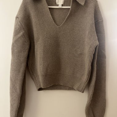 Maglione in maglia a coste con colletto