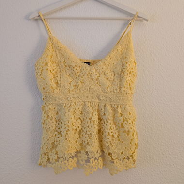 Top jaune avec motif floral