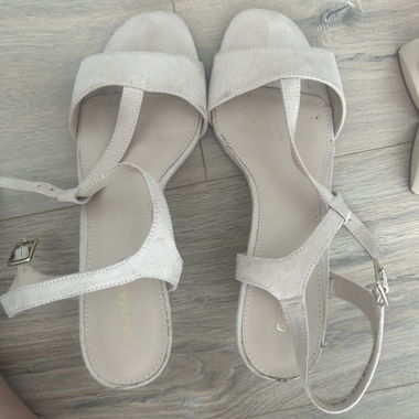 Weiße Keilsandalen