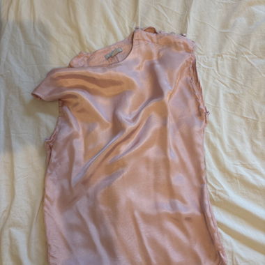 Top satiné rose sans manches avec boutons