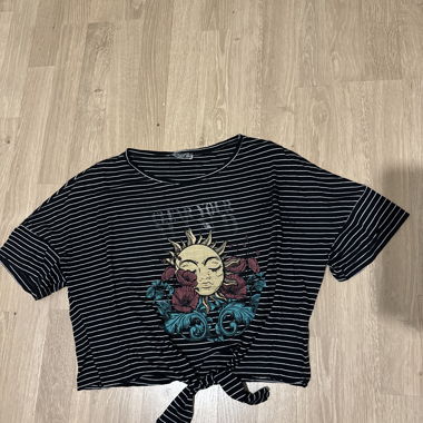 T-shirt da donna a righe con nodo