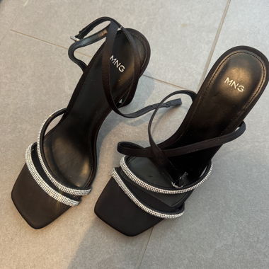 MNG schwarze Sandalen mit Strassriemen