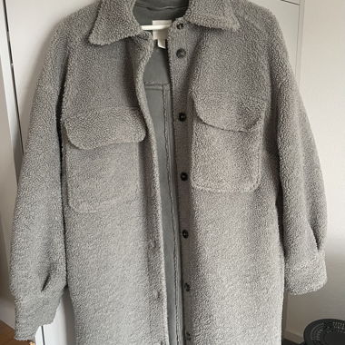 Cappotto teddy grigio con bottoni