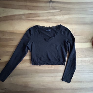 Schwarzes Crop-Top mit Spitze