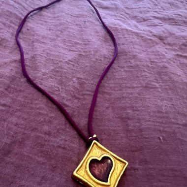 Collana con scomparto segreto