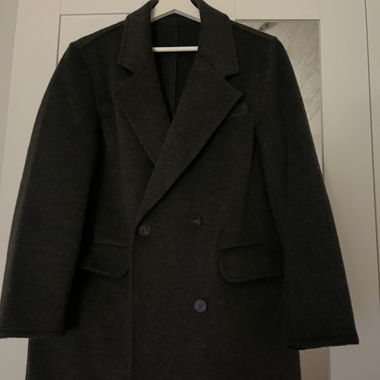 grauer Wollmantel