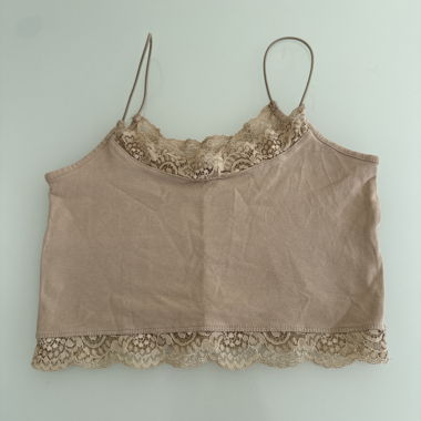 Top in pizzo beige con spalline sottili