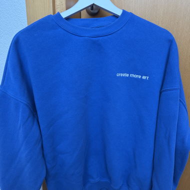 Bestickter blauer Hoodie