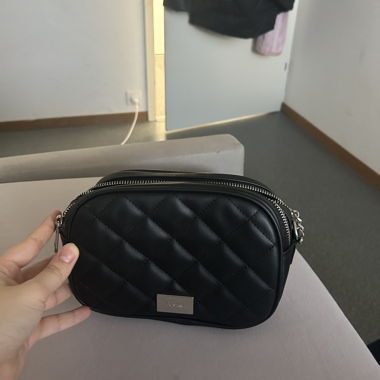 Schwarze Umhaengetasche mit Kette