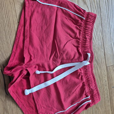 Rote Shorts