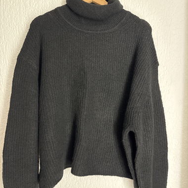 Schwarzer Rollkragenpullover