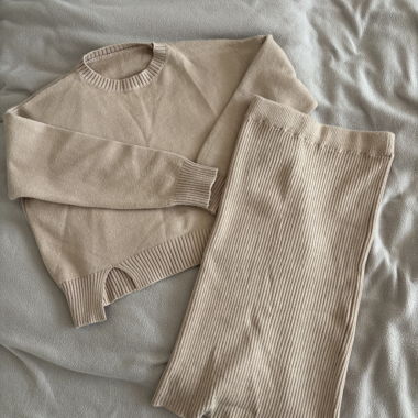 Beiges Strickoberteil- und Rock-Set