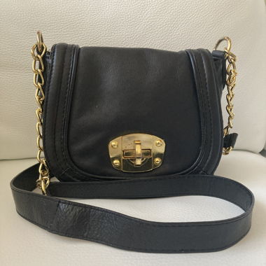 schwarze Handtasche mit goldfarbenen Detaiils