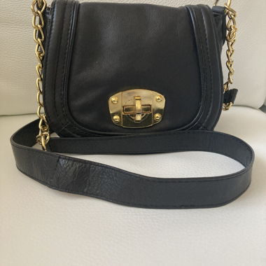 schwarze Handtasche mit goldfarbenen Detaiils