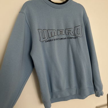 Hellblauer Pullover