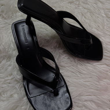 Schwarze Tanga-Sandalen mit Absatz - neu