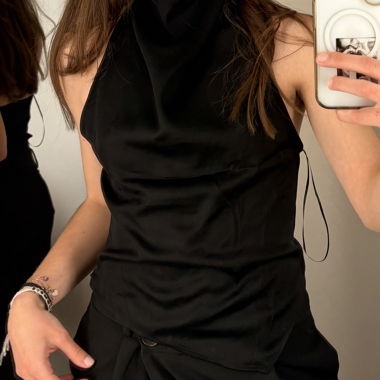 Top nero halter con pantaloni