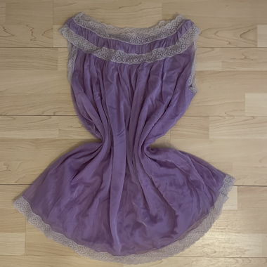 Lila Camikleid mit Spitzenbesatz