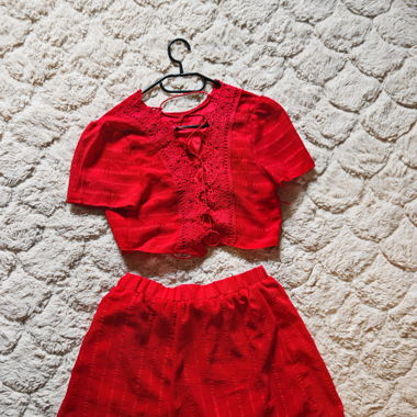 set top short et tshirt rouge , dos nu lacets