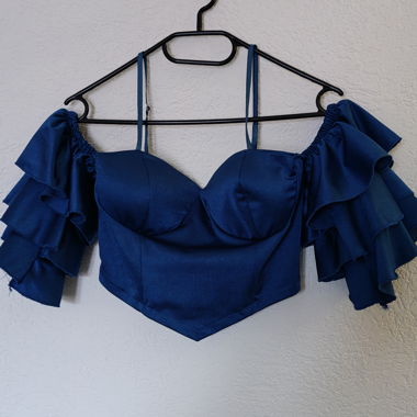Blaues schulterfreies Crop-Top mit Volants
