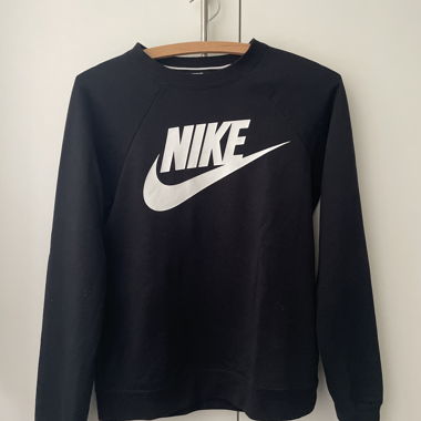 Schwarzer Nike Pullover