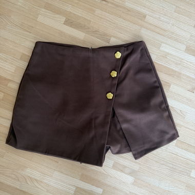 Jupe courte marron avec patte boutonnée