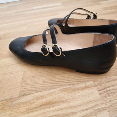 Ballerines noires en cuir avec double lanière