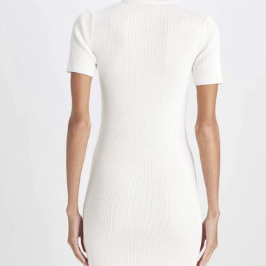 Weisses geripptes Strickkleid