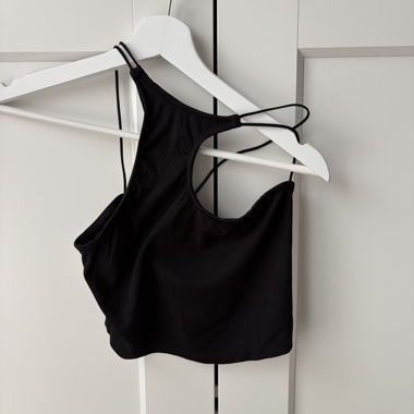 Schwarzes asymmetrisches Crop Top