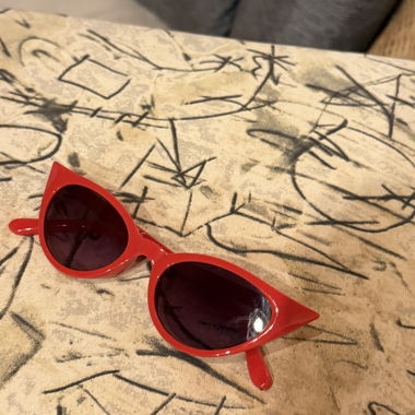 Lunettes de soleil œil de chat rouges