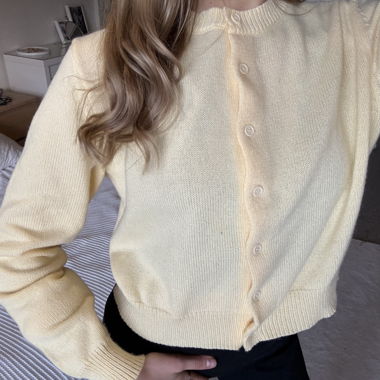 Cardigan en maille jaune pastel