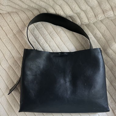 COS Schwarze Ledertasche