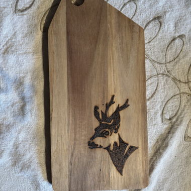 Handgeschnitztes Schneidebrett aus Holz