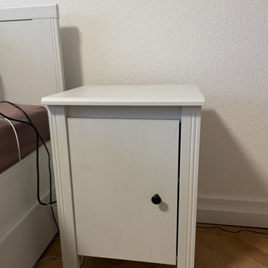 Nachttisch in weiss