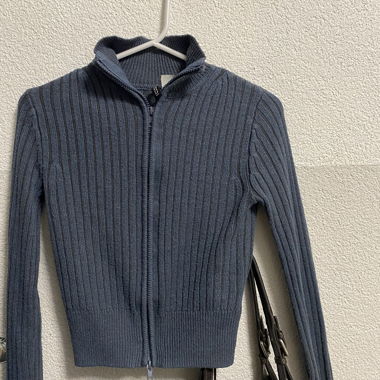 Zwei enge Pullover 