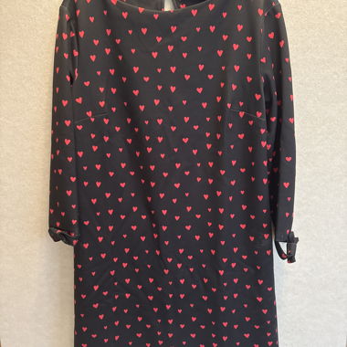 Schwarzes Kleid mit roten Herzchen