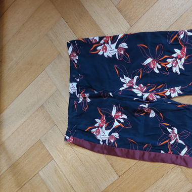 Dunkelblaue Hose mit Blumenmuster