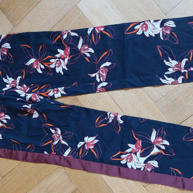 Dunkelblaue Hose mit Blumenmuster