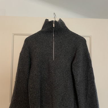 Grauer Pullover