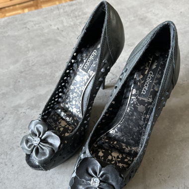 Black high-heel pumps with BRÉSILIEN flower