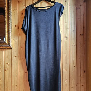 Long dress, asymmetrical sleeves