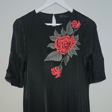 Schwarzes Zara Kleid mit Rosenstickerei