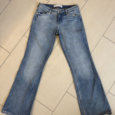 Jeans a zampa BERSHKA Gr.36